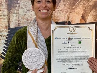 Pia Bosca ritratta con il premio