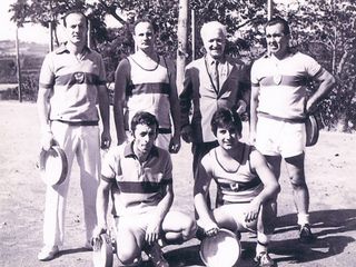 Una bella foto d'epoca che vede il campione ritratto (primo a sinistra)