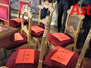 Un dettaglio delle poltrone destinate agli ospiti stranieri