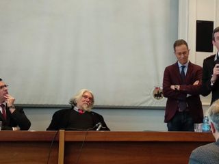 I due autori mentre ascoltano l'intervento del tenente colonnello Breda, comandante provinciale dei Carabinieri