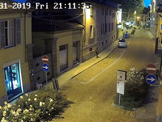 Ancora il malvivente ripreso da una videocamera comunale di sorveglianza dopo il colpo