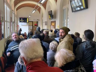 Cittadini in attesa del loro turno