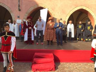 Un momento del conferimento del premio &quot;Amico di Alba&quot; al sindaco di Asti Maurizio Rasero