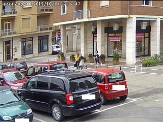 In questa e nelle sei immagini successive i momenti, ripresi dalle telecamere di videosorveglianza, dell'arrivo delle quattro donne