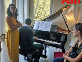 Non manca un angolo relax con tanto di pianoforte