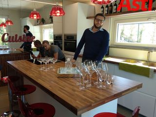 Uno degli attori coinvolti nella presentazione ritratto nella cucina della villa