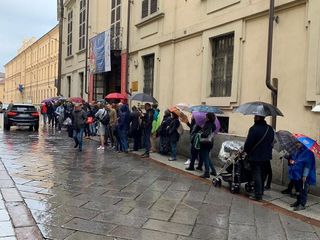 Visitatori in coda, nonostante la domenica piovosa, per accedere a Palazzo Mazzetti