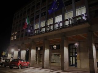 Luci accese negli uffici della prefettura di Asti, dov'è in corso una riunione straordinaria richiesta dal sindaco di Asti Maurizio Rasero (MerfePhoto)