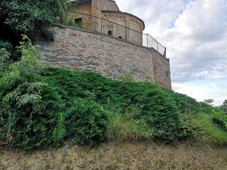 L'edificio religioso visto dal piano stradale su cui sorgerà la torre