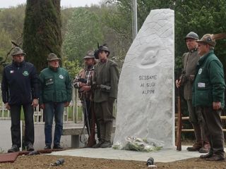 L'inaugurazione del nuovo monumento alpino di Sessame