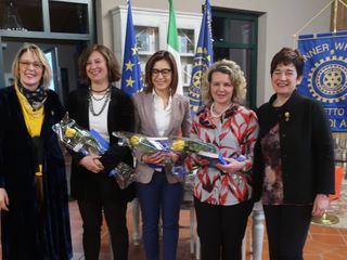 La presidente dell’Inner Wheel di Asti Donatella Testa Gianuzzi con le tre nuove socie, Carlotta Martinengo Bonfanti, Claudia Buzzi Boschi, Cinzia Braggio Soave e Patrizia Gentile Bergese Bogliolo PHF chairman del Comitato all’Espansione del Distretto 204 Italia dell’International Inner Wheel.