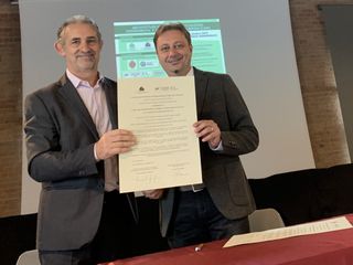 La firma del memorandum: da sinistra Gianfranco Comaschi, presidente dell’Associazione per il Patrimonio dei Paesaggi Vitivinicoli di Langhe-Roero e Monferrato e Fabio Musso, presidente Ordine degli Architetti di Asti
