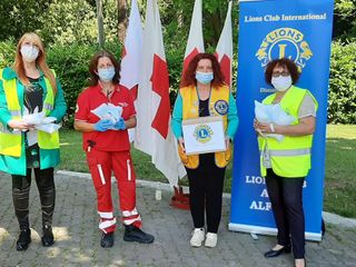 La presidente Pistone, con le due nuove socie Elisabetta Lombardi (a sinistra in foto) e Assunta Barone, mentre dona uno degli scatoloni contenente le mascherine, a Marisa Garino in veste di rappresentante della C.R.I. di Asti