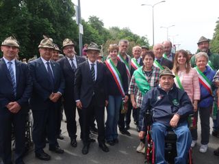 Il presidente della Regione Piemonte Sergio Chiamparino durante la visita alla Sezione di Asti tra il presidente Fabrizio Pighin e  alcuni dei sindaci astigiani