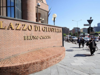 Un fermo immagine, tratto da un filmato diffuso dai carabinieri, di una riunione del sodalizio criminale