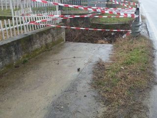 Nastro bianco e rosso apposto mesi dopo la tragedia