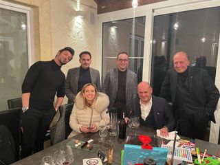 La premier e l'ex compagno Giambruno ritratti con i consiglieri comunali di Fratelli d'Italia