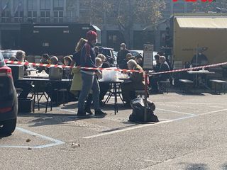 Gli attori in pausa pranzo in piazza Alfieri