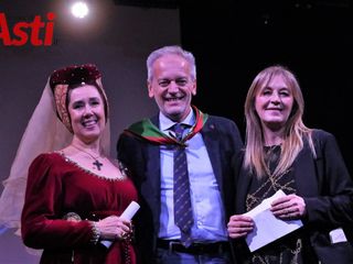 la &quot;dama&quot; vincitrice Claudia Sarzanini con il Rettore di San Pietro Mario Raviola e la Rettrice Sozio