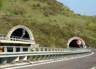 Incidente per oggetti in autostrada, chi paga i danni?