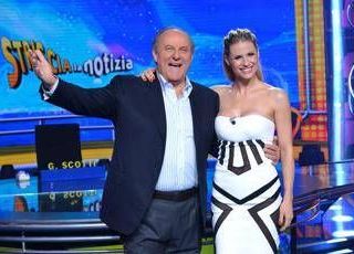 Gerry Scotti cade dalle scale di Striscia la notizia: il video virale