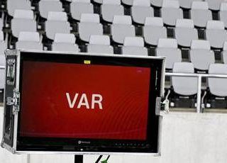 L'ex arbitro De Santis: &quot;Var usato male, arbitri tornino a fare arbitri&quot;