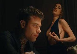 'Scelte stupide', fuori il nuovo singolo di Fedez e Clara - Video