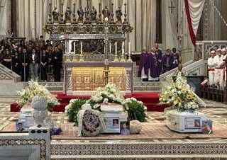 Ragazzi uccisi a Monreale, dolore e applausi ai funerali di Salvo, Andrea e Massimo
