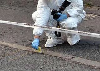 Parma, grave donna accoltellata dal marito davanti ai figli: lui scappa e si schianta con l'auto