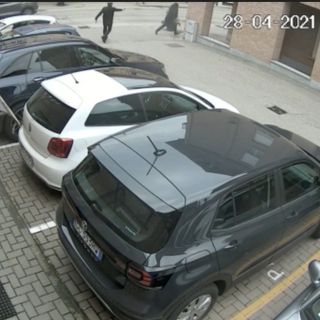 Le immagini riprese dal sistema di videosorveglianza della gioielleria di Gallo Grinzane