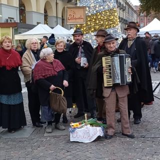 Il gruppo folk “J’Arliquato” ha celebrato i 20 anni alla Fiera del tartufo di Asti