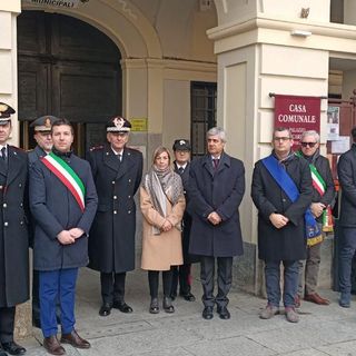 La moglie Cinzia e la figlia Emanuela con le autorità