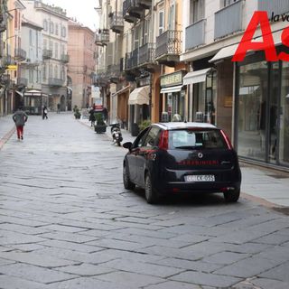 Auto dei carabinieri in corso Alfieri, Asti