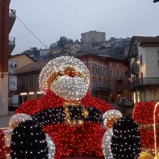 Il Natale è sempre più vicino e Canelli si prepara con luci, addobbi e colori