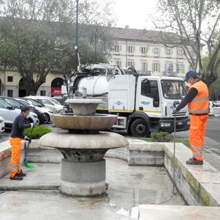 Gli operatori Asp al lavoro per la pulizia della fontana di piazza Alfieri