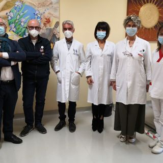 Nella foto, il direttore generale Asl At Flavio Boraso, il presidente dell'Associazione Astro Odv Franco Testore, il direttore dell'Oncologia Marcello Tucci, la responsabile della Direzione Professioni Sanitarie Katia Moffa, la responsabile Assistenza Presidio Ospedaliero Tiziana Bruno, la coordinatrice infermieristica dell'Oncologia Manuela Cazzulo