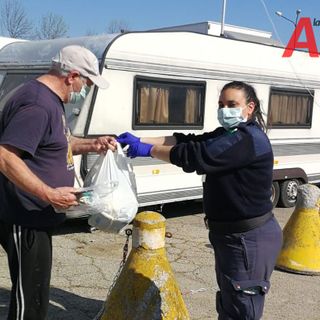 Simona Nobile consegna un po' di spesa a Bruno