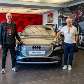 Massimo Cotto e Dindo Capello con la nuova Audi Q4 e-tron