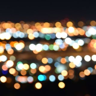 Dopo i concerti e gli applausi dai balconi, l'Italia si illumina e mostra al mondo la sua forza