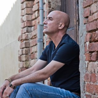 Il cantautore astigiano Beppe Giampà in diretta Youtube per il Belgio