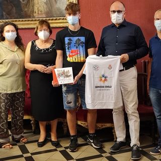 Il sindaco Rasero ha consegnato ai volontari del Servizio Civile la maglietta con i loghi del Comune