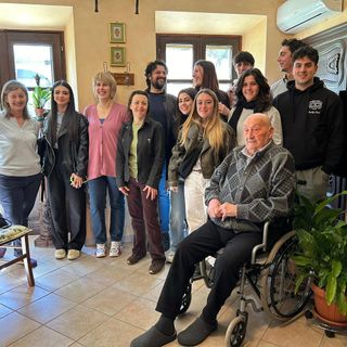Gli studenti cuneesi con il centenario Paolo Asiano, memoria storica del paese