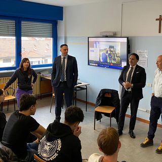 Giacomini (al centro in giacca e cravatta) e, al suo fianco, Roberto Vercelli