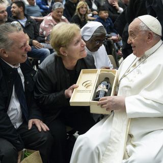 Il pontefice ritratto con la cugina Nella e il marito di quest'ultima