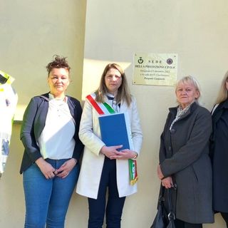 La targa in memoria di Pasquale Campanile