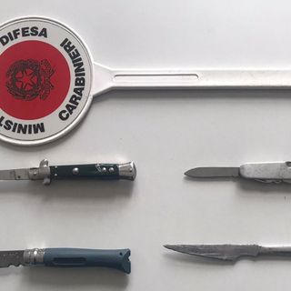 I coltelli rinvenuti in tribunale