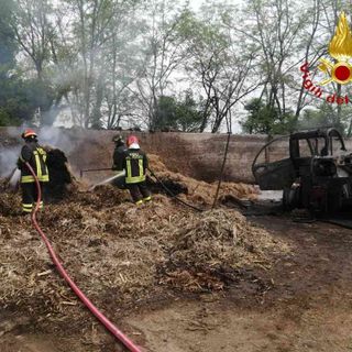 Prende fuoco un mezzo agricolo e coinvolge decine di rotoballe