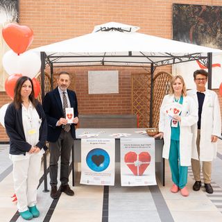 Edna Annalisa Biase, infermiere esperto del Coordinamento Ospedaliero per il Procurement di Organi e Tessuti (COP), il direttore generale dell’Asl AT, Francesco Arena, la dottoressa Silvia Perno, responsabile del Coordinamento Ospedaliero per il Procurement di Organi e Tessuti (COP), Roberta Broda, direttore del Presidio Ospedaliero Cardinal Massaia