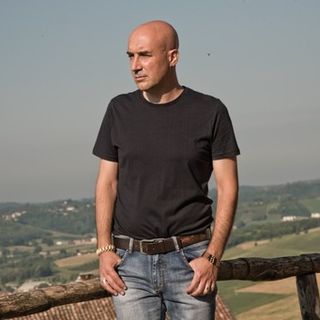 Un'immagine d'archivio del cantautore astigiano