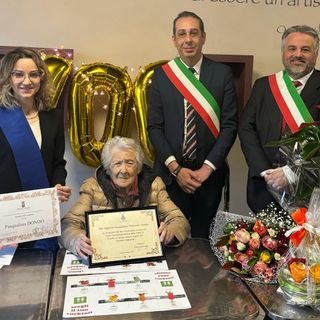 La neo centenaria ritratta con la consigliera Angelica Corino ed i primi cittadini di Canelli (alla sinistra della festeggiata) e Calamandrana